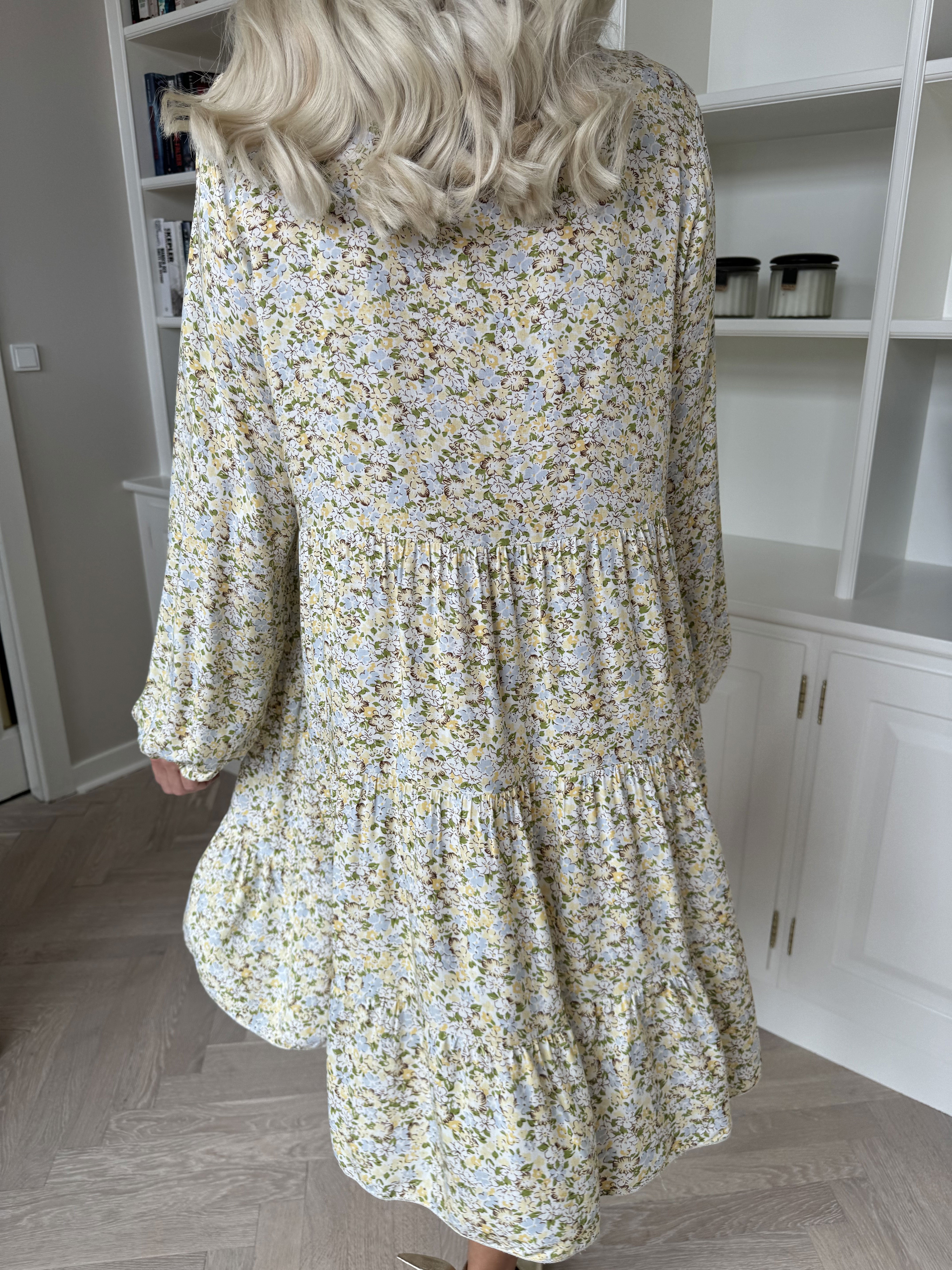 Avana - Blomstret kjole i bomuld med A-facon